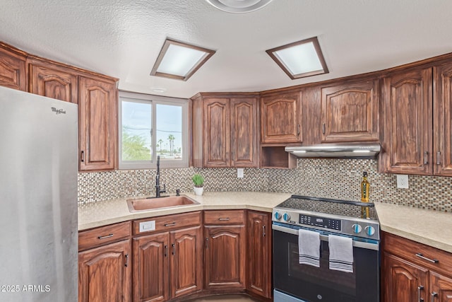 1545 E Christy Dr, Phoenix, AZ 85020 - kitchen featuring stainless steel appliances, a sink, under cabinet range hood, light countertops, and backsplash