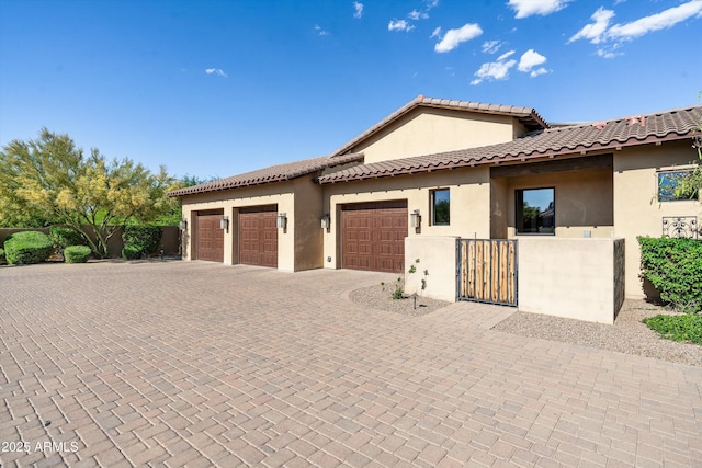 4610 E Meadowview Dr, Gilbert, AZ 85298 - garage with driveway