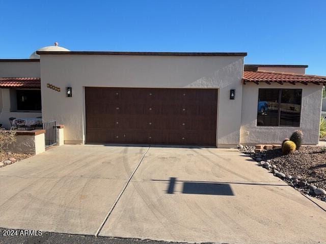 view of front facade featuring a garage