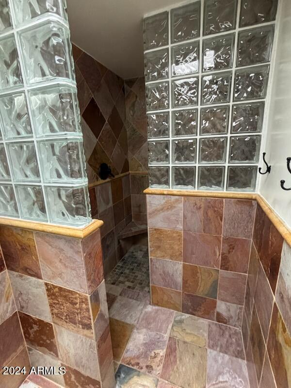 bathroom featuring a tile shower