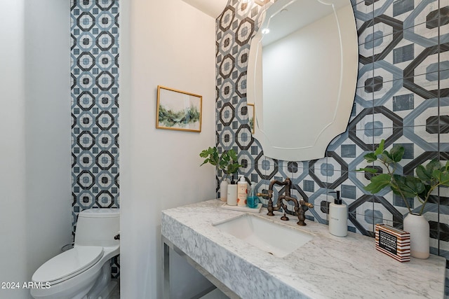 11328 E Dreyfus Ave, Scottsdale, AZ 85259 - half bath featuring decorative backsplash and vanity
