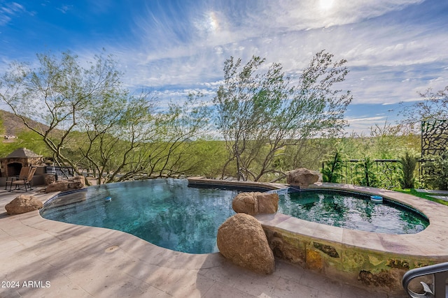 11328 E Dreyfus Ave, Scottsdale, AZ 85259 - view of swimming pool featuring a patio and a pool with connected hot tub