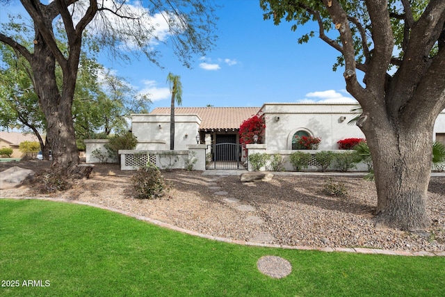 view of front of home featuring a front yard