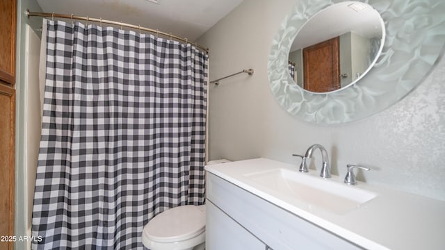 full bathroom with a shower with shower curtain, vanity, and toilet