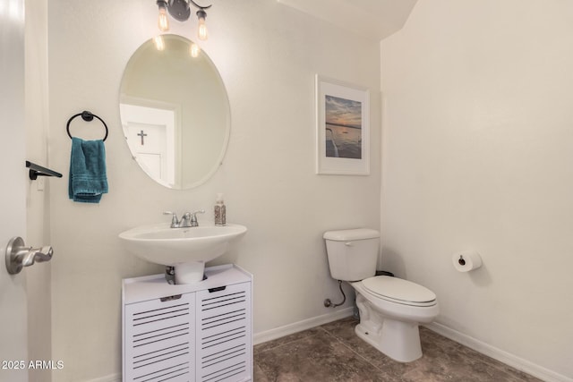 120 E Concorda Dr, Tempe, AZ 85282 - bathroom featuring baseboards, a sink, and toilet