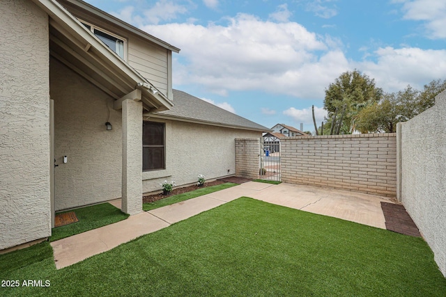 view of yard featuring a patio area