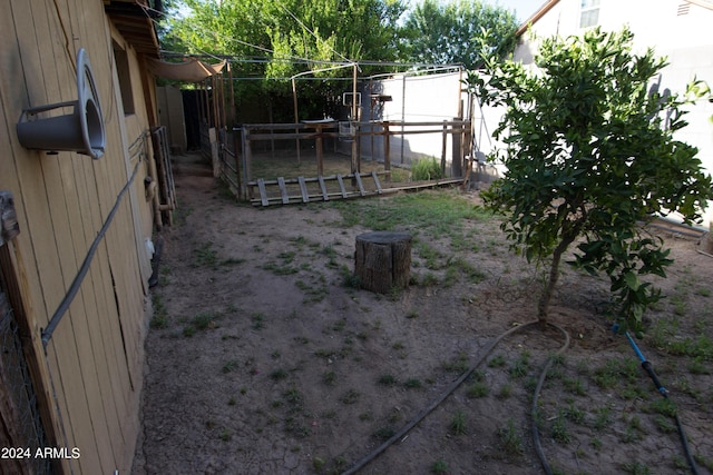 view of yard with an outbuilding