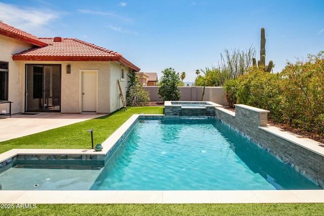 view of pool with an in ground hot tub, a yard, and a patio area