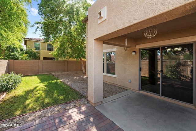 view of yard featuring a patio