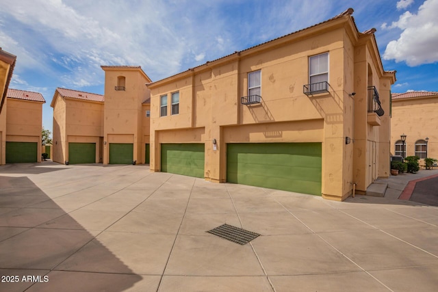view of front of house featuring a garage, stucco siding, and driveway