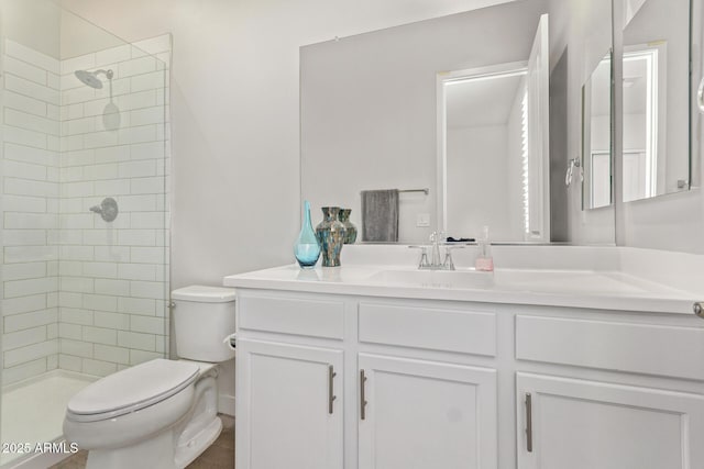 full bath featuring tiled shower and toilet