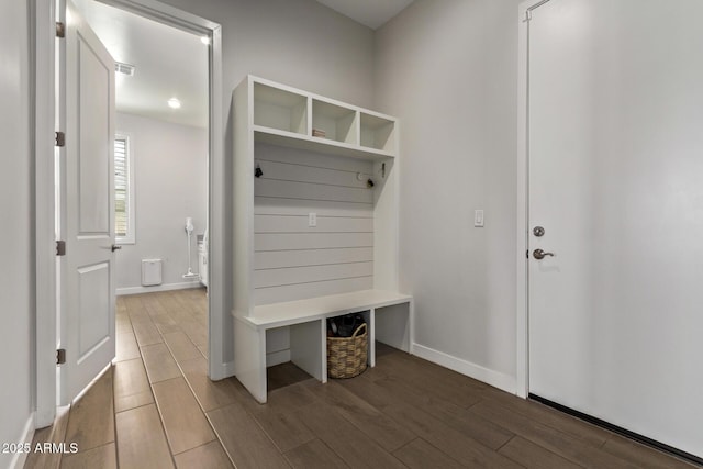 mudroom with wood tiled floor, visible vents, and baseboards