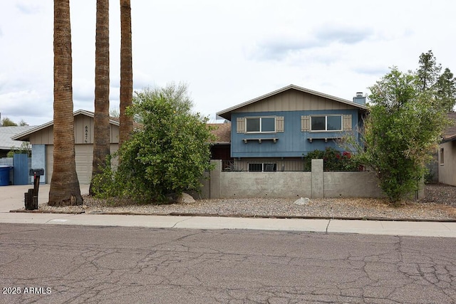 view of front of house with a fenced front yard