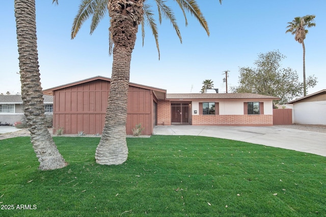 view of front of property featuring a front lawn