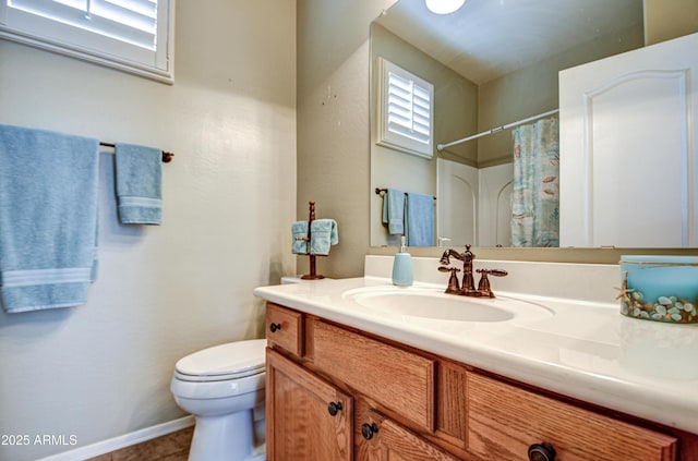 bathroom featuring baseboards, a shower with shower curtain, vanity, and toilet