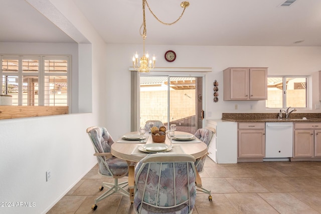 dining area featuring sink and a notable chandelier