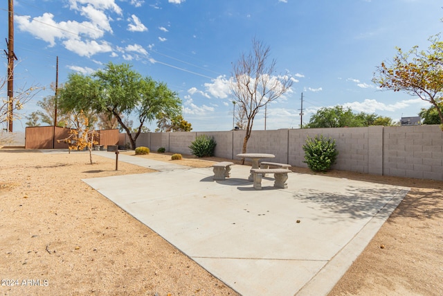 view of yard featuring a patio area