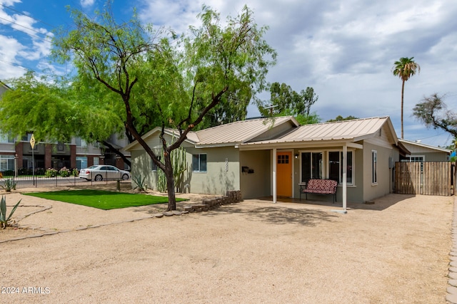 single story home with a front yard