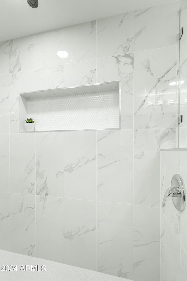 bathroom featuring a tile shower