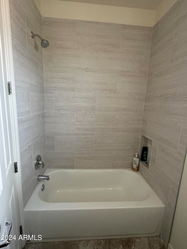 bathroom with tiled shower / bath