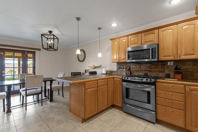kitchen with crown molding, stainless steel appliances, decorative light fixtures, a peninsula, and backsplash