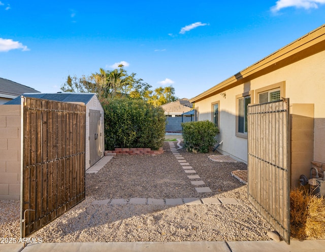 view of yard with a storage unit