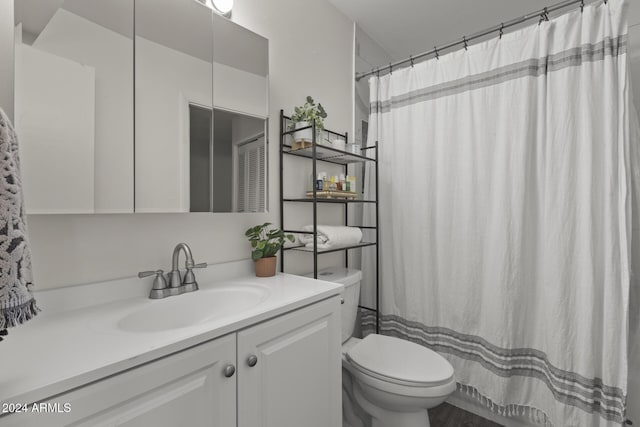 bathroom with a shower with curtain, vanity, and toilet