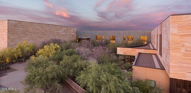 view of yard at dusk