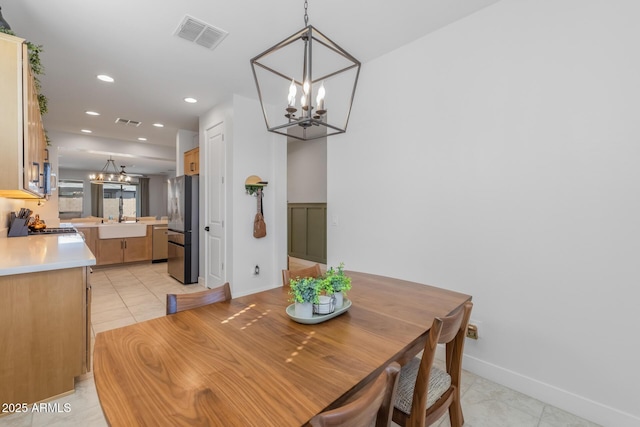 dining space featuring visible vents, baseboards, and a chandelier