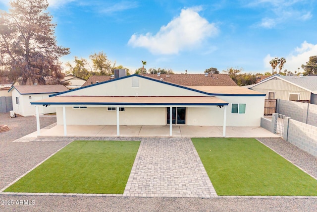 view of front of house featuring a patio and a front yard