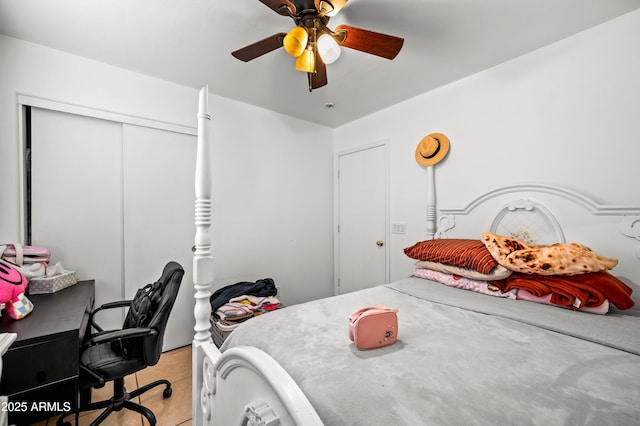 bedroom with a ceiling fan and a closet