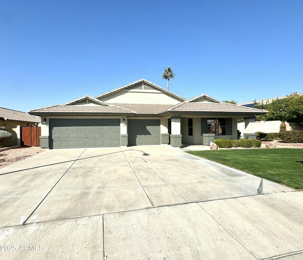 22852 N 103rd Ave, Peoria, AZ 85383 - view of front of property with a garage and a front yard