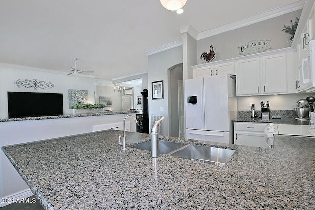 kitchen featuring sink, kitchen peninsula, white appliances, white cabinets, and ornamental molding