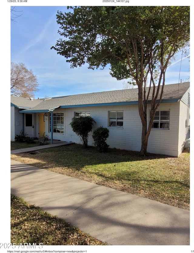 single story home with a front lawn