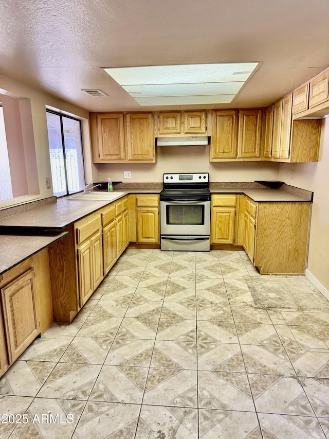 kitchen with visible vents, a sink, under cabinet range hood, a textured ceiling, and stainless steel electric range