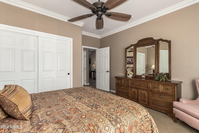 carpeted bedroom featuring ceiling fan, ornamental molding, and a closet