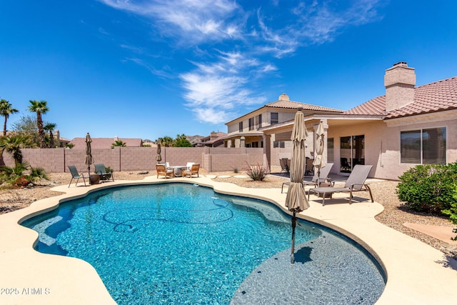 1333 W Deer Creek Rd, Phoenix, AZ 85045 - view of pool featuring a fenced in pool, a fenced backyard, and a patio area