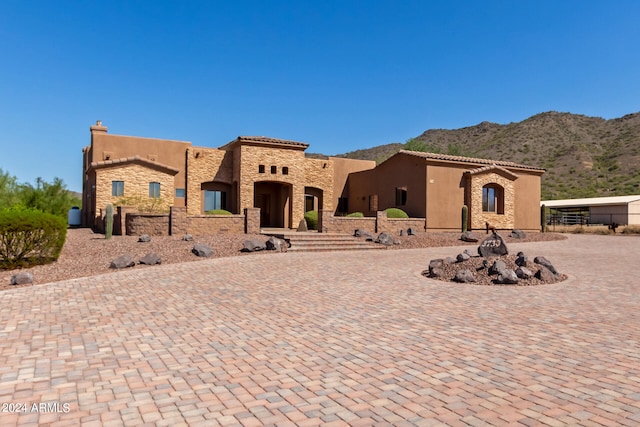 view of front of house featuring a mountain view