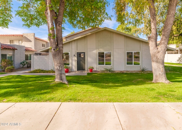 view of front of house with a front yard