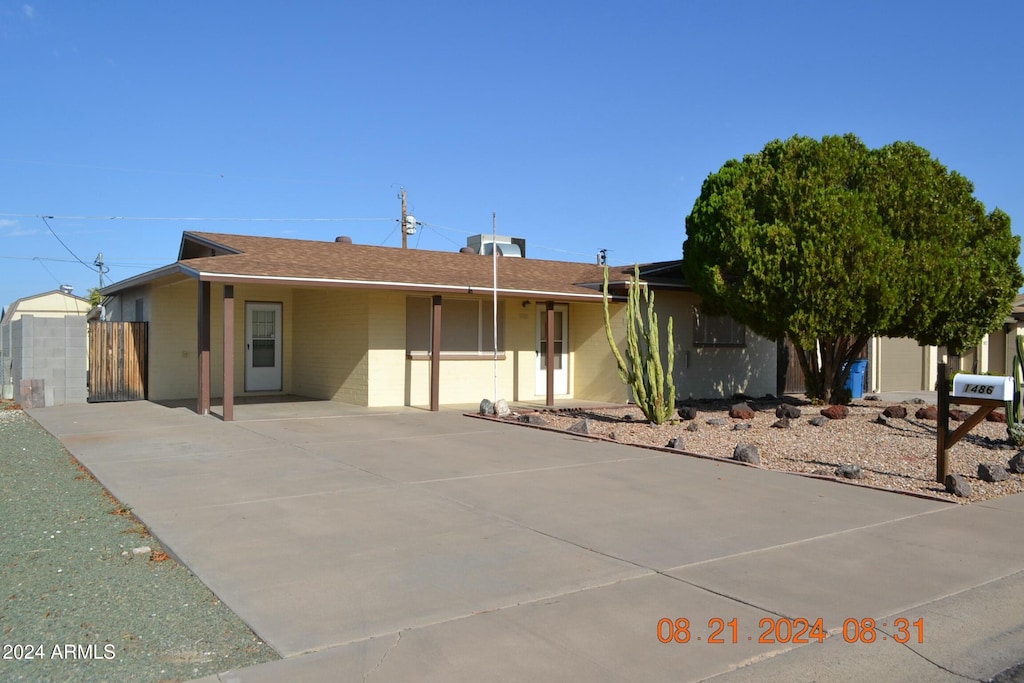 view of front of property