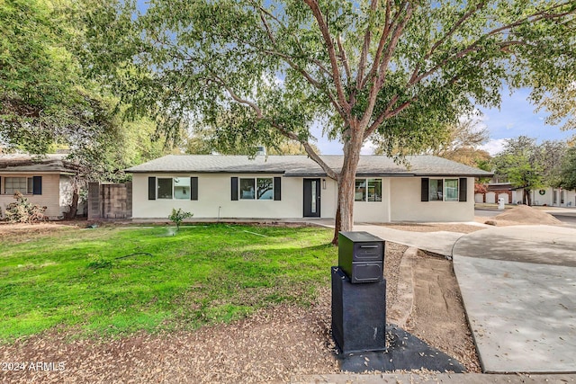 single story home with a front yard