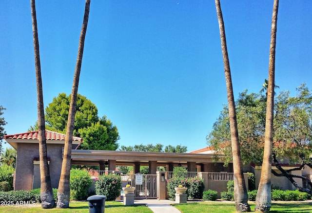 view of front of home with a front lawn