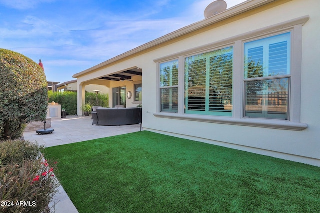 view of yard featuring a patio area