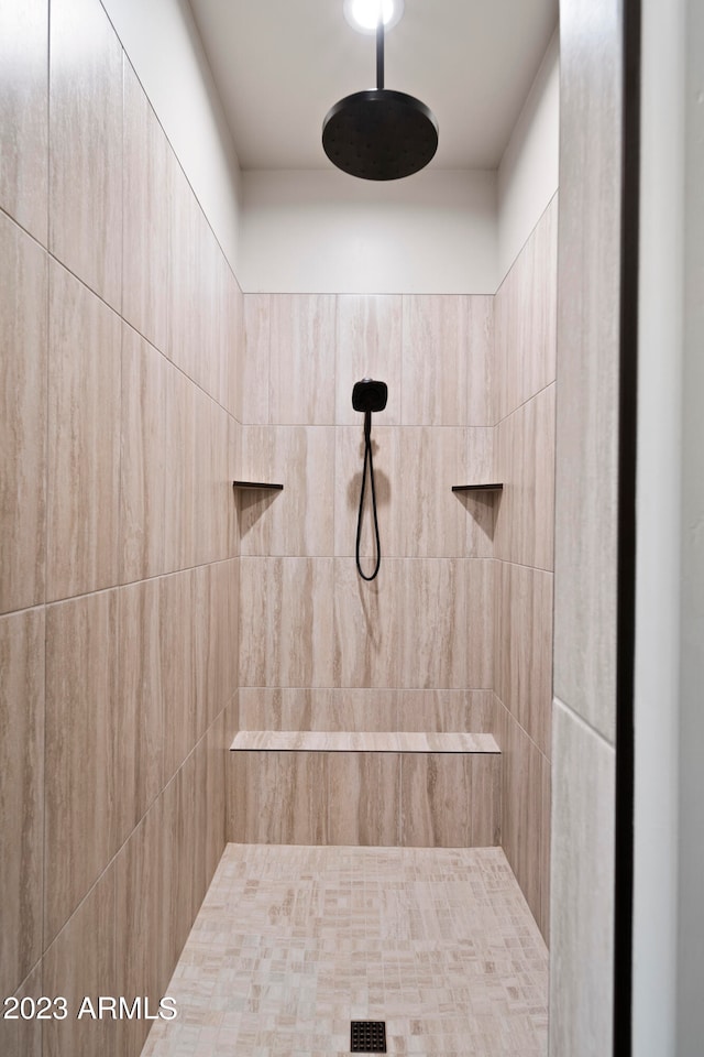 bathroom featuring tiled shower