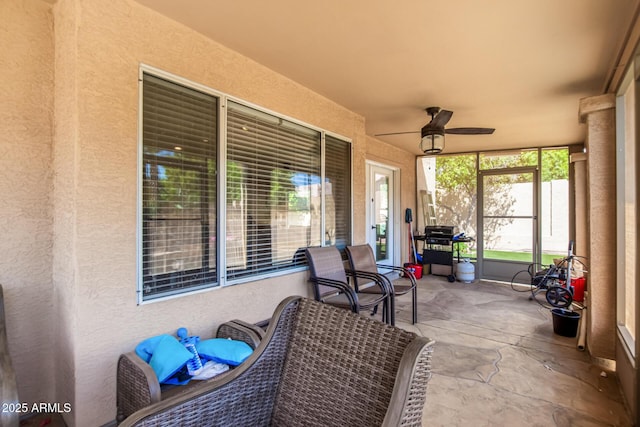 sunroom with ceiling fan