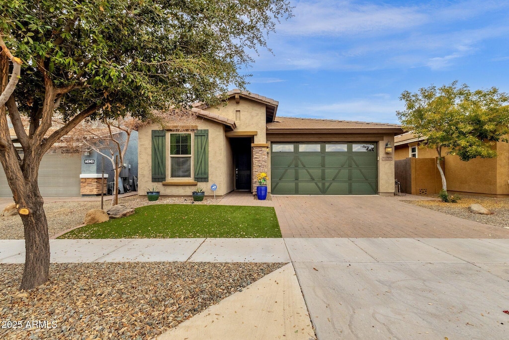 view of front facade featuring a garage