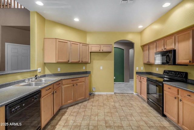 kitchen featuring arched walkways, dark countertops, a sink, baseboards, and black appliances