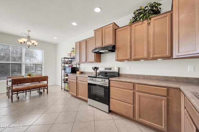 kitchen with visible vents, stainless steel electric range, under cabinet range hood, a chandelier, and recessed lighting