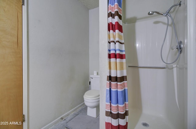 full bathroom featuring curtained shower, toilet, and baseboards