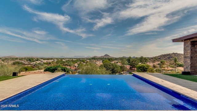 15217 N 15th Dr, Phoenix, AZ 85023 - view of pool with an infinity pool and a mountain view